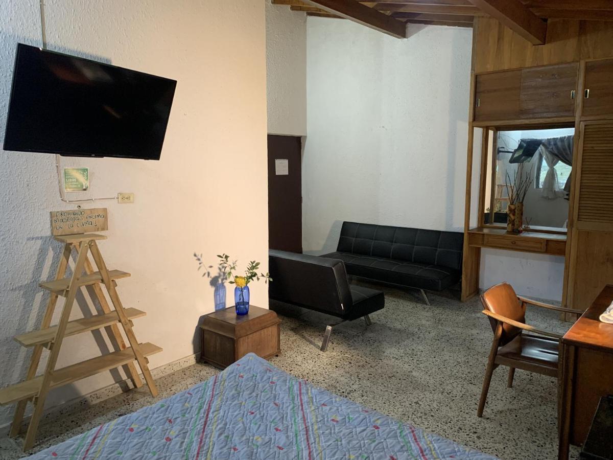 Al Bosque Hostel & Glamping ซานตาเอเลนา ภายนอก รูปภาพ